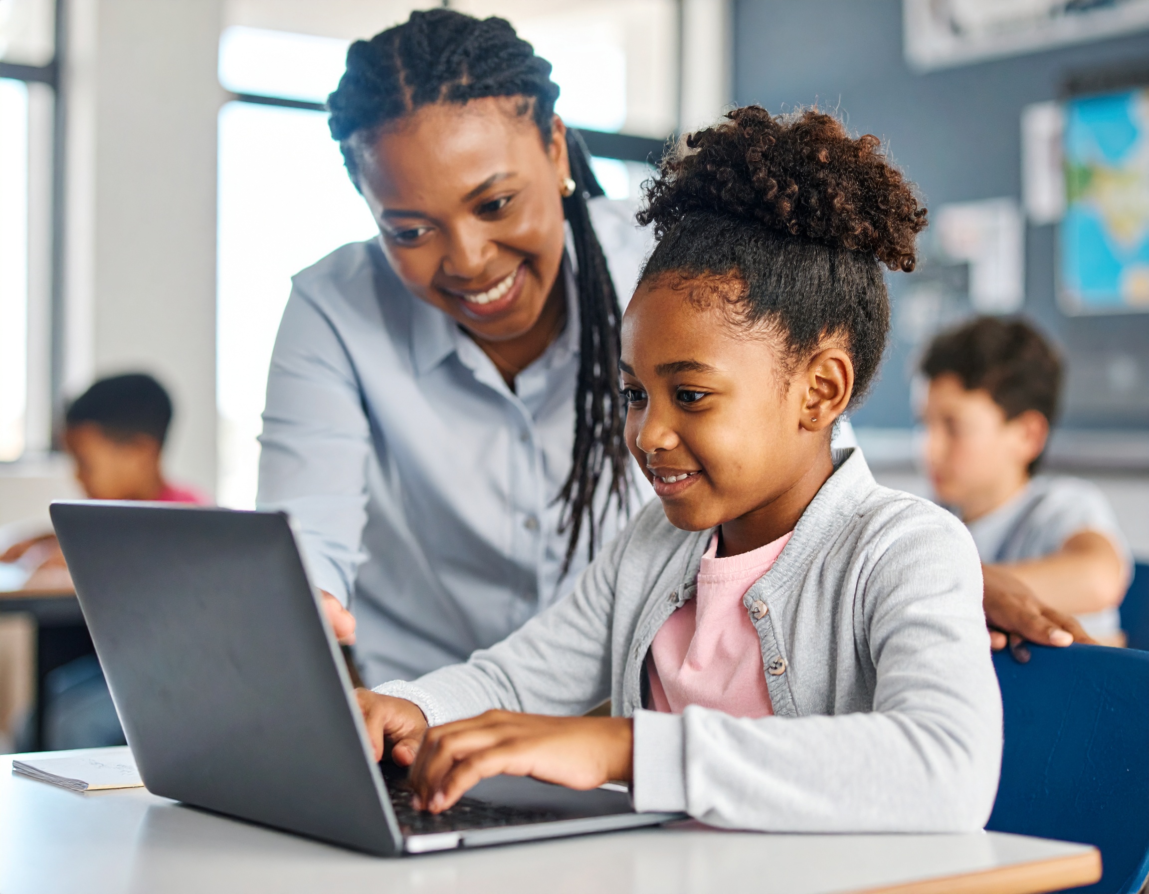 Imagem destaque para Era digital na educação: como os notebooks educacionais podem ampliar o acesso e a inclusão digital